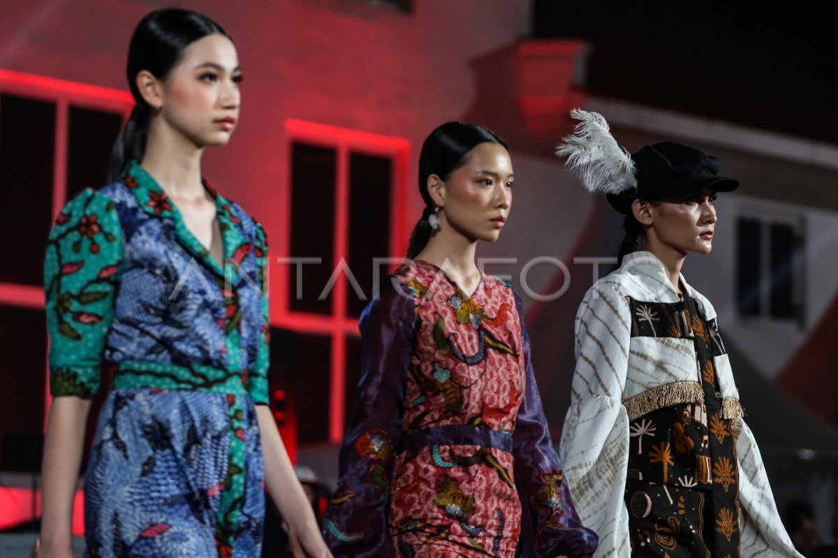 The proud fashion demonstration of Wastra Jakarta
