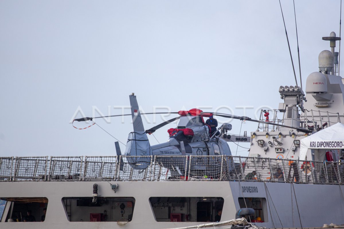 KRI Diponegoro lean in Batam Port | ANTARA Foto