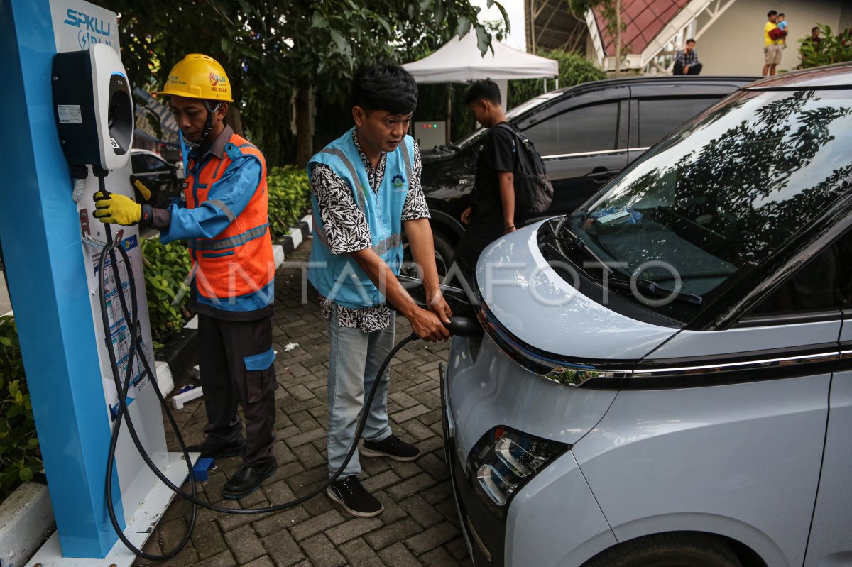 Layanan SPKLU Di Rest Area Jalan Tol Trans Jawa | ANTARA Foto