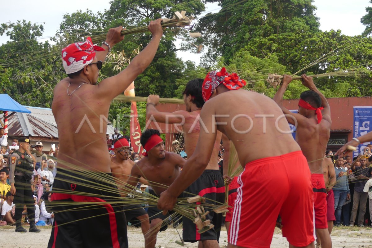 Tradisi Pukul Sapu di Maluku Tengah