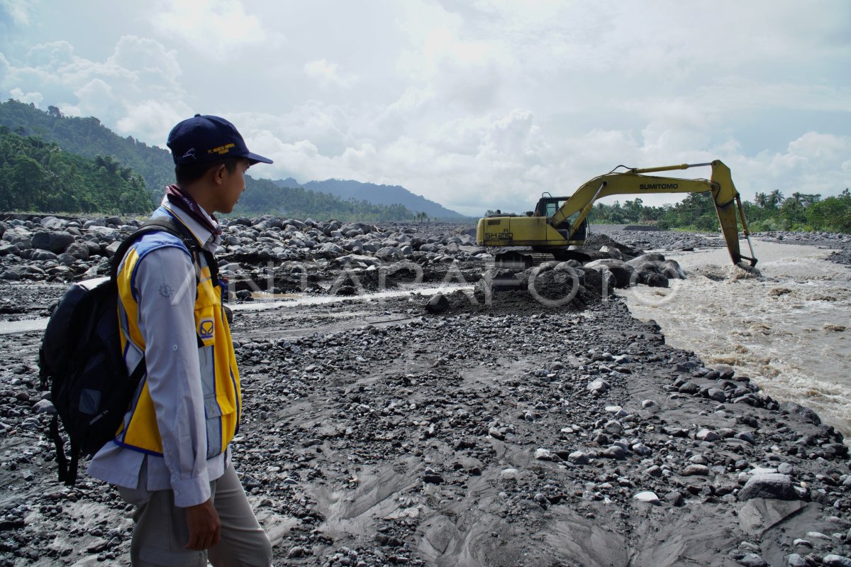 Perbaikan jalur aliran lahar hujan Gunung Semeru