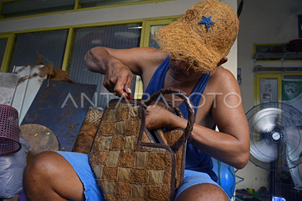 Pemanfaatan Limbah Sabut Kelapa Di Makassar | ANTARA Foto