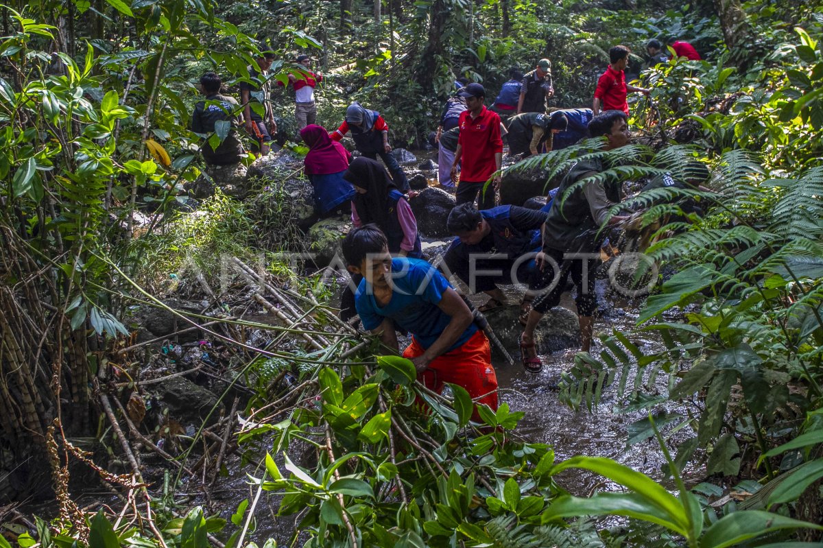 Aksi susur Sungai Cisata di Pandeglang
