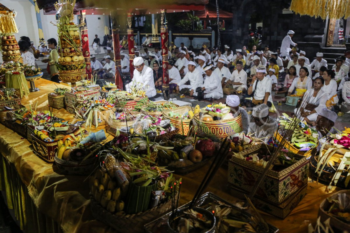 Sembahyang perayaan Hari Raya Kuningan di Semarang