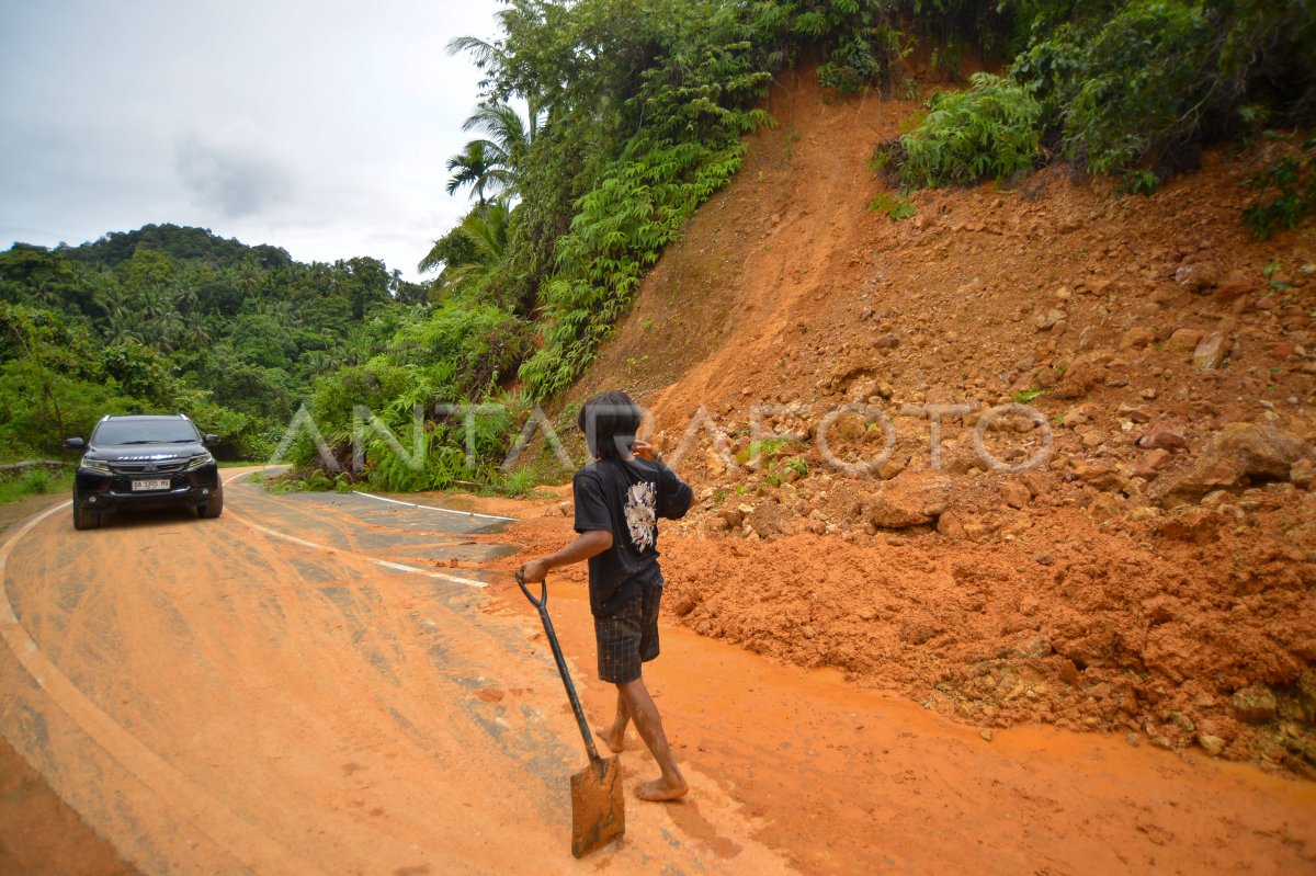 Jalan lingkar Nipah - Teluk Bayur longsor