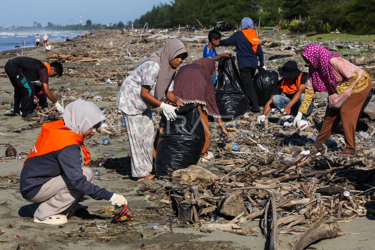 Aksi bersih pantai jelang peringatan tsunami di Aceh Barat
