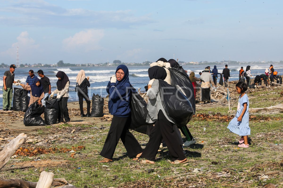 Aksi bersih pantai jelang peringatan tsunami di Aceh Barat
