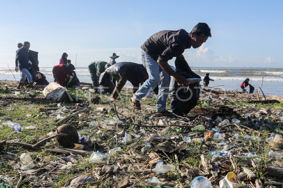 Aksi bersih pantai jelang peringatan tsunami di Aceh Barat