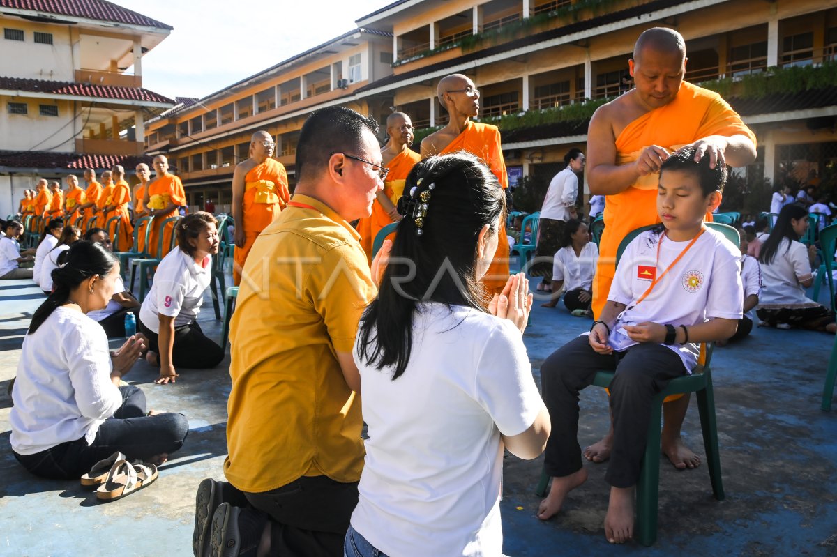 Ritual potong rambut Pabajja Samanera di Tangerang