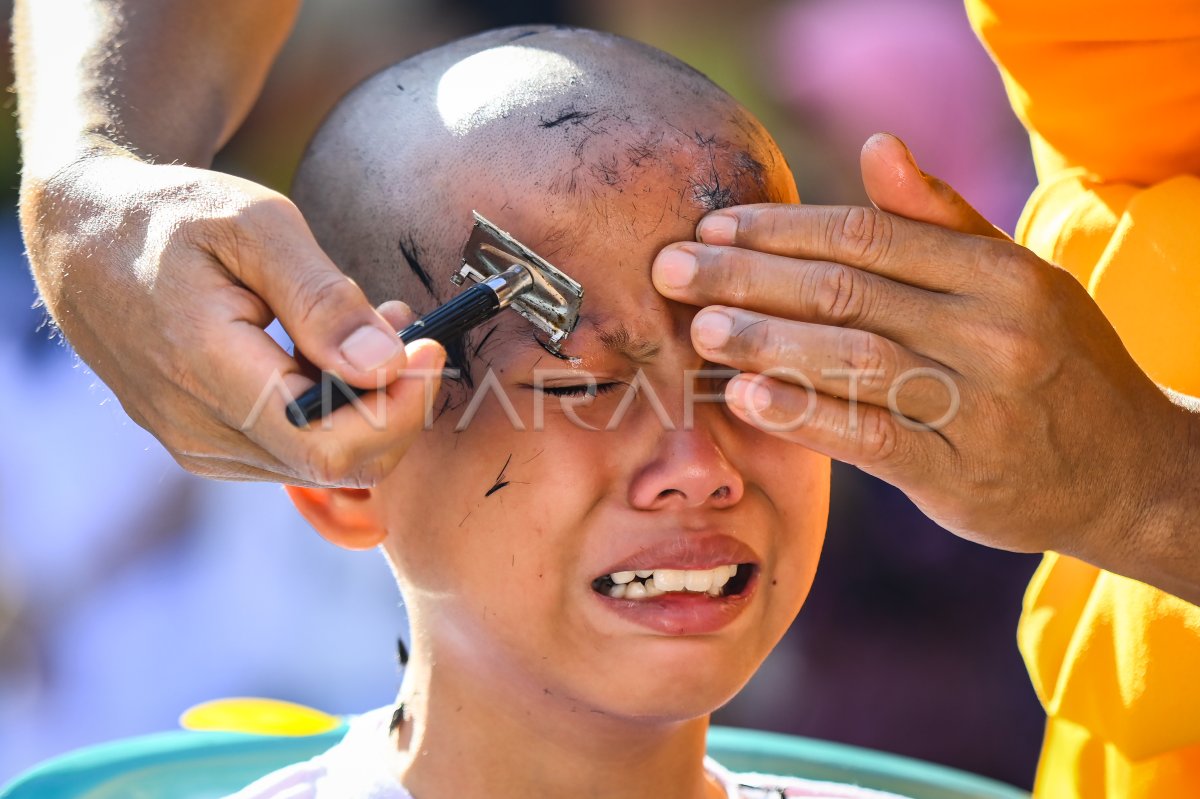 Ritual potong rambut Pabajja Samanera di Tangerang
