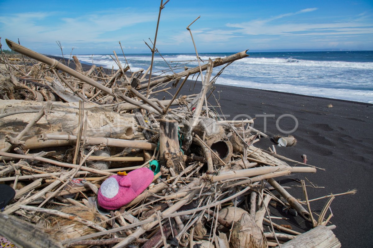 Tumpukan sampah banjir lahar hujan Semeru di Pantai Lumajang