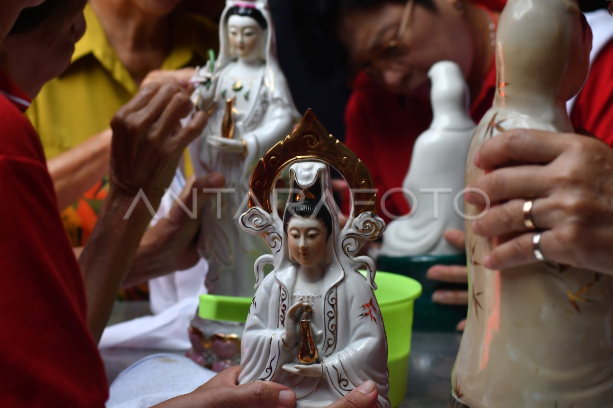 Persiapan Imlek di Vihara Dhanagun Bogor