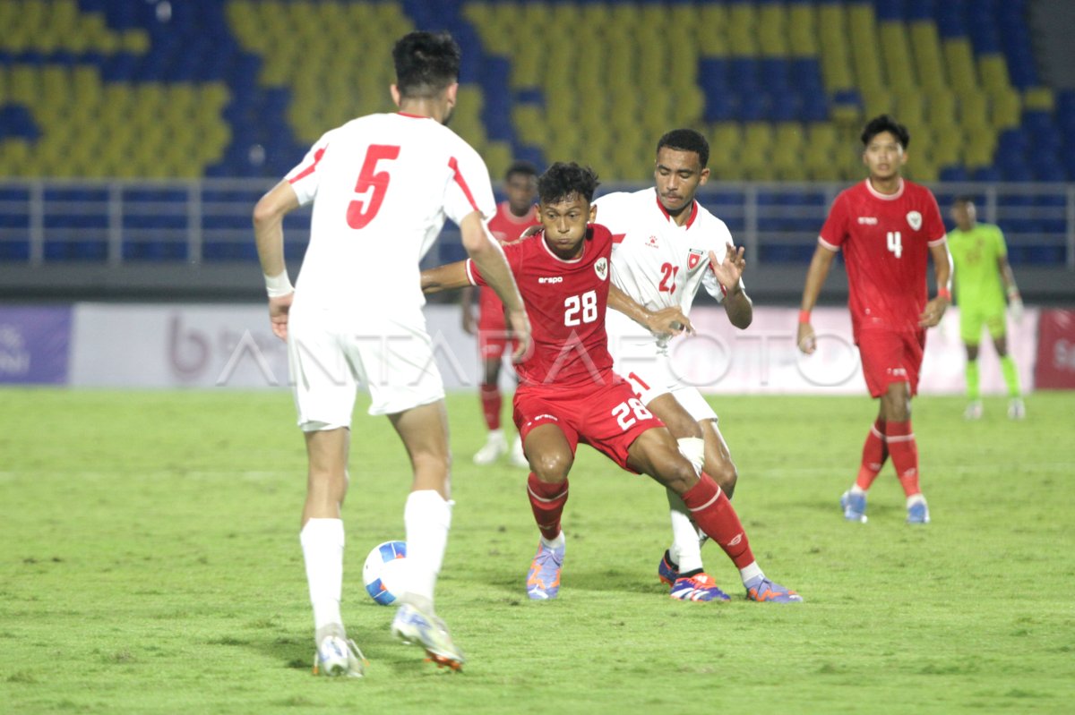 Chơi hơn người 73 phút, tuyển Indonesia vẫn thua đau ngay trên sân nhà 2 Timnas Indonesia U-20 loses against Jordan | ANTARA Foto