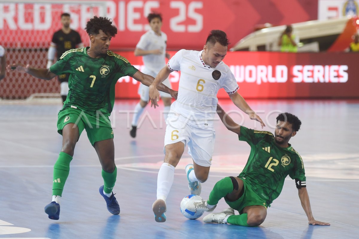 ĐT Indonesia thắng đậm Saudi Arabia, xếp trên Nhật Bản ở giải quốc tế 2 Indonesian Futsal Team loses Saudi Arabia | ANTARA Foto
