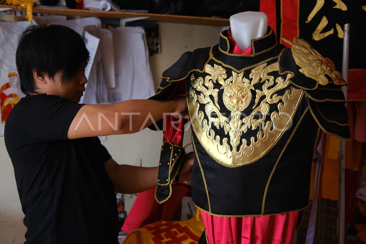 Pembuatan kostum Tatung untuk perayaan Cap Go Meh