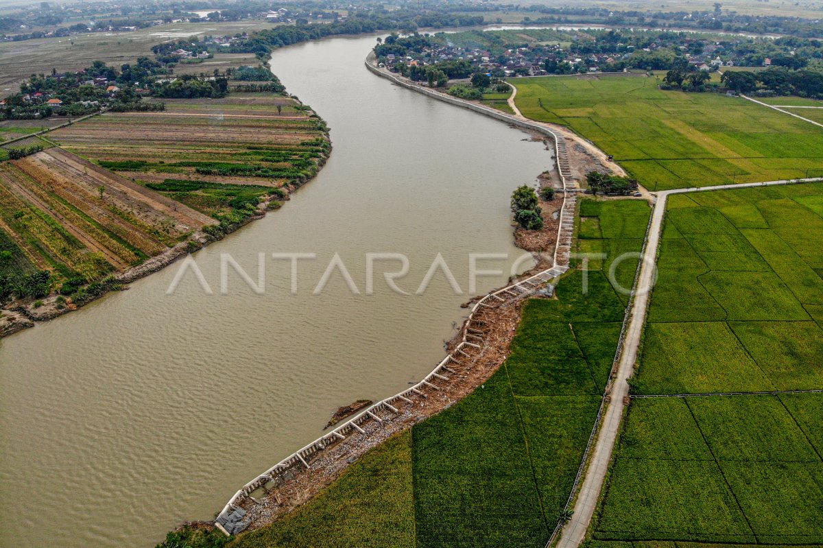 Proyek tanggul sungai Bengawan Solo di Bojonegoro ambruk