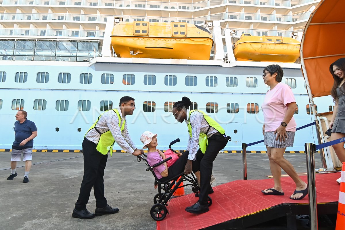 Kapal Anthem Of The Seas bersandar di Bali