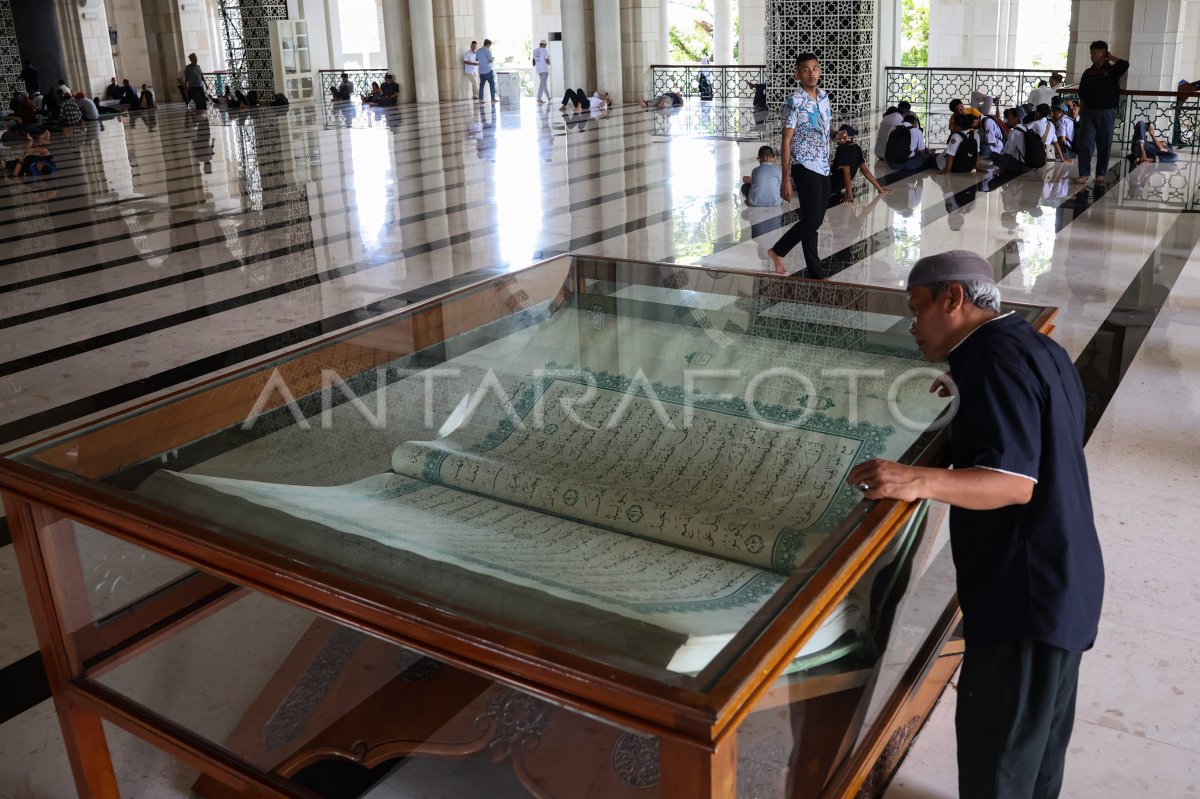 Al Quran berukuran raksasa di Masjid Raya Makassar
