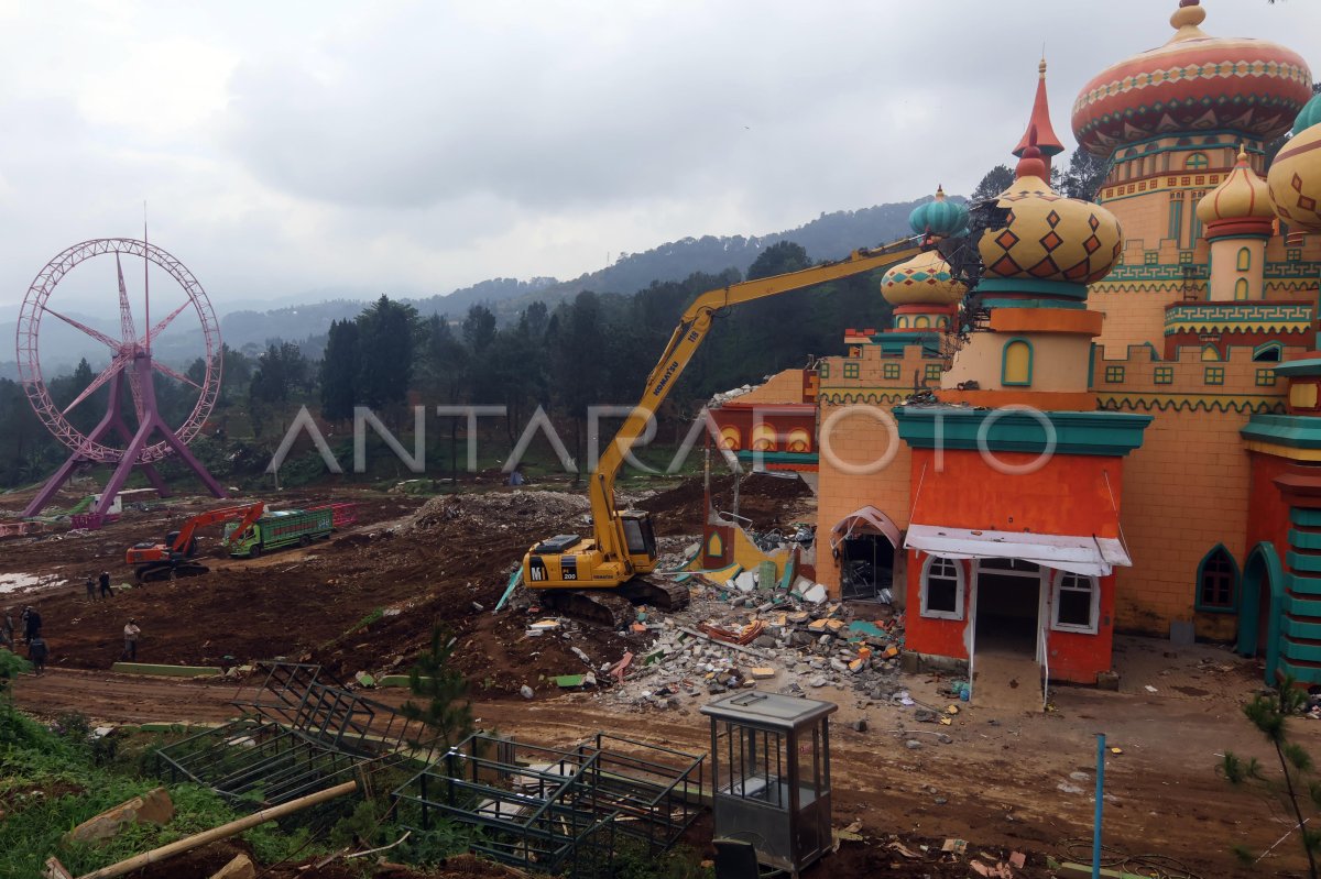 Pembongkaran bangunan terakhir Hibisc Fantasy Puncak Bogor