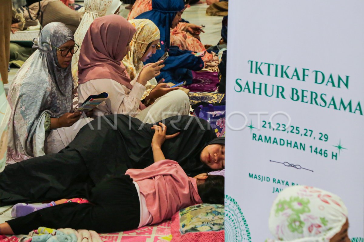 Iktikaf in Semarang Baiturrahman Large Mosque