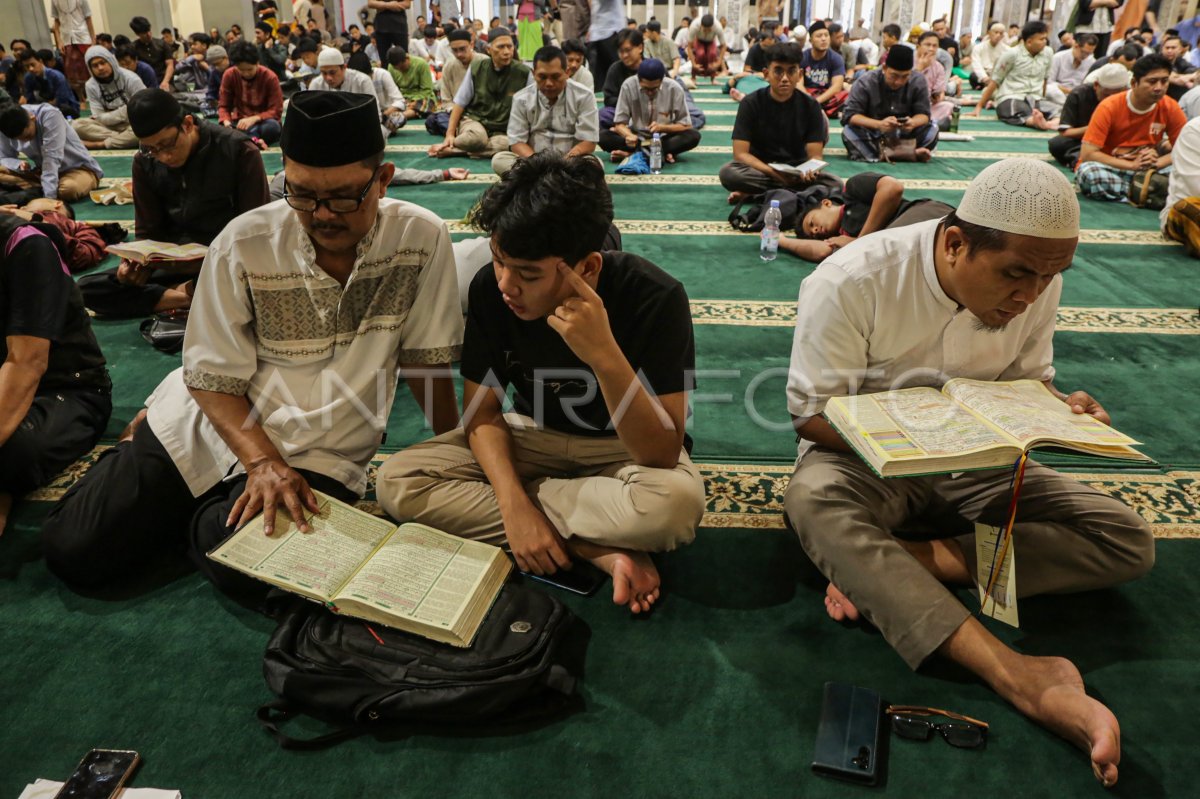Iktikaf in Semarang Baiturrahman Large Mosque