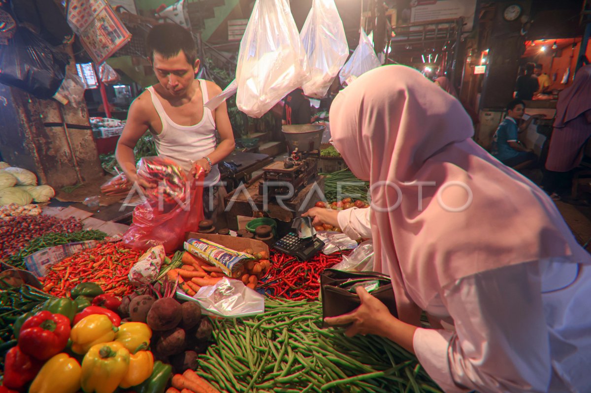 Shop the people of the period of Ramadan and Lebaran