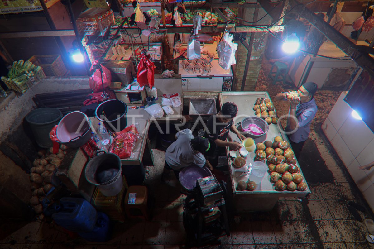 Shop the people of the period of Ramadan and Lebaran