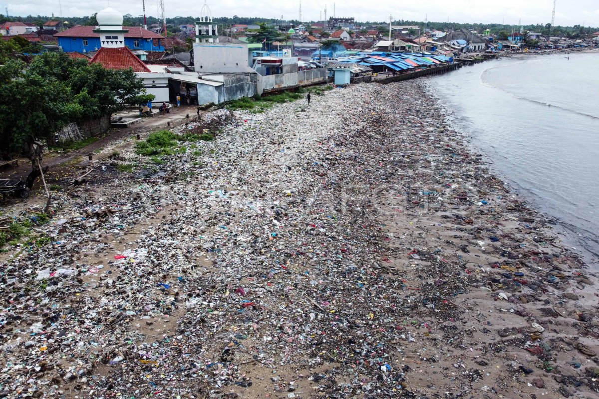 Tumpukan sampah di Teluk Labuan
