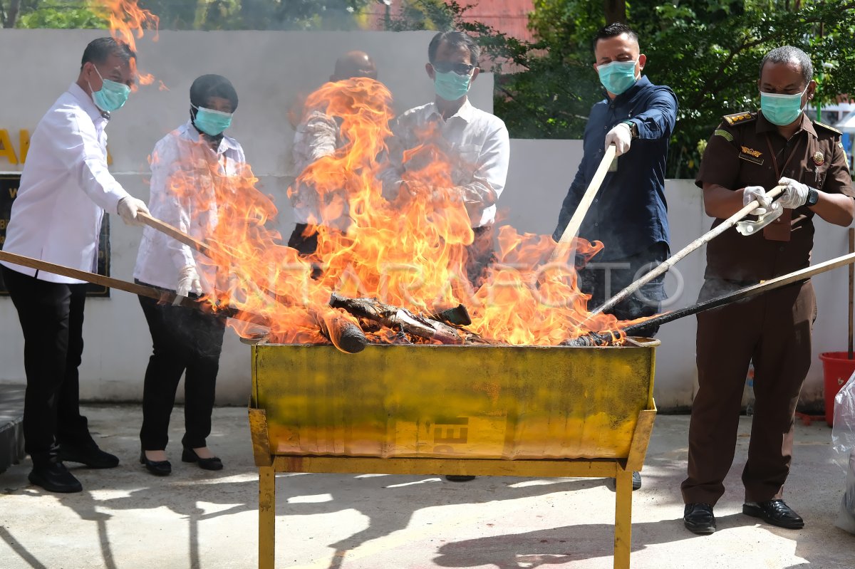 Kejari Pontianak destroys crime proof goods