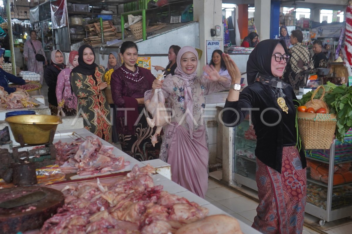 Peragaan busana di pasar tradisional