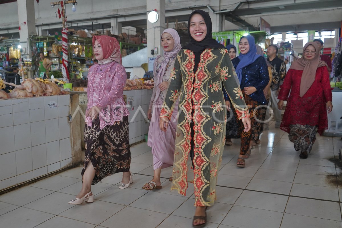 Peragaan busana di pasar tradisional