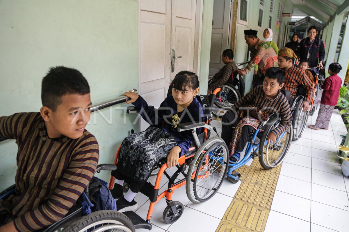 Semarak peringatan Hari Kartini siswa SLB di Semarang