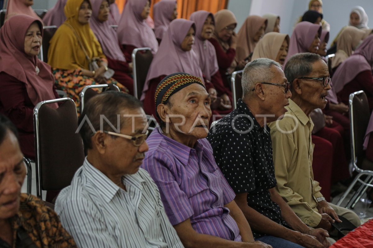 Program sekolah warga lansia di Semarang