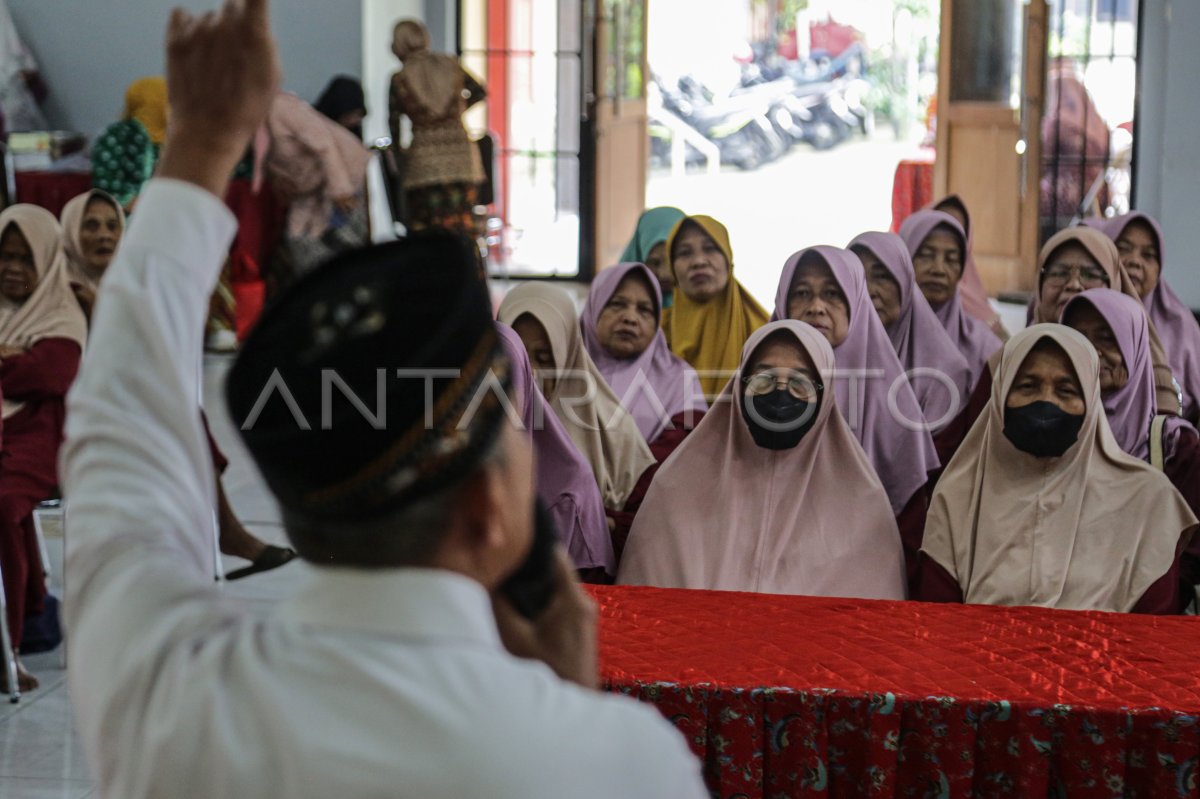Program sekolah warga lansia di Semarang
