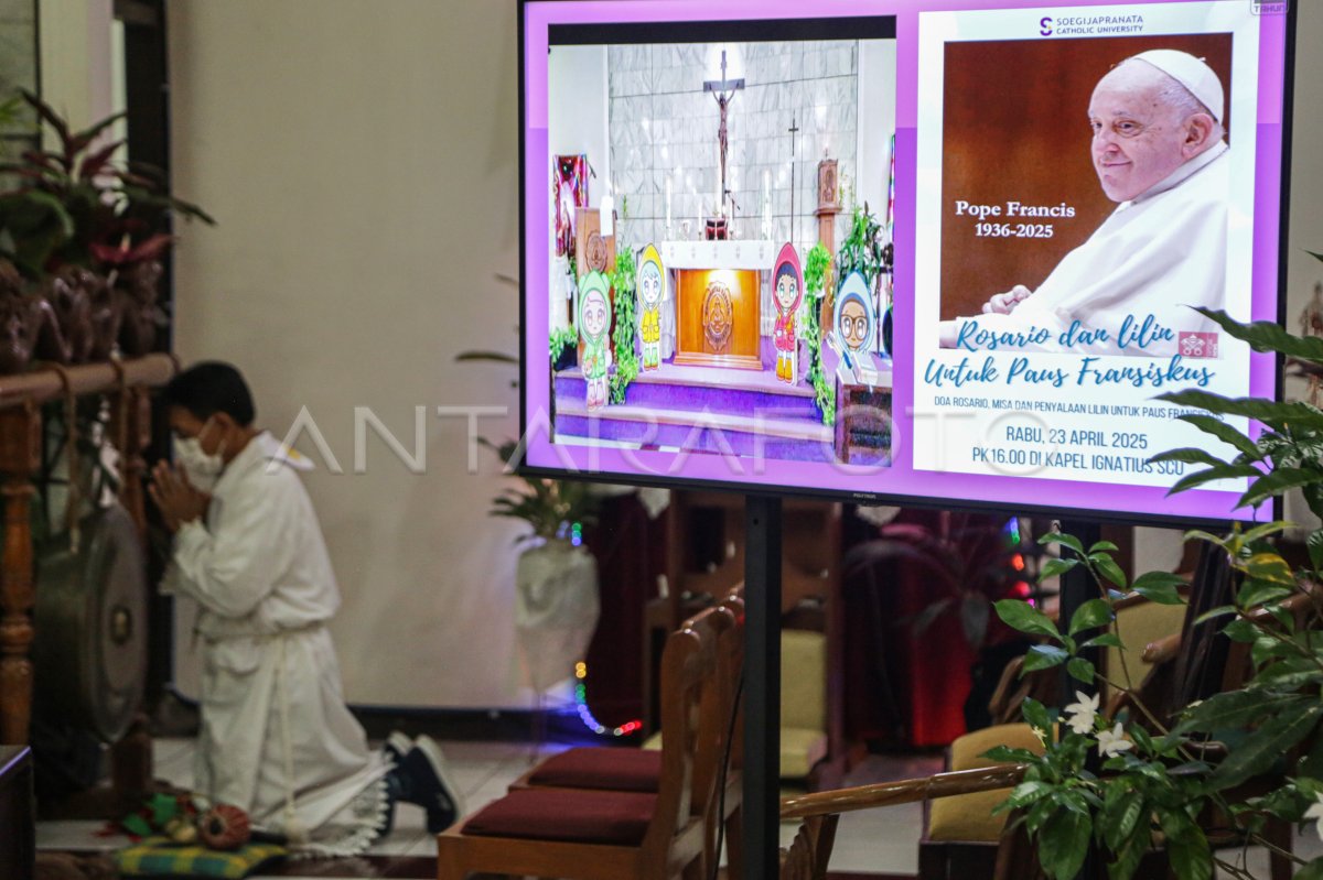 Doa Rosario dan penyalaan lilin untuk Paus Fransiskus