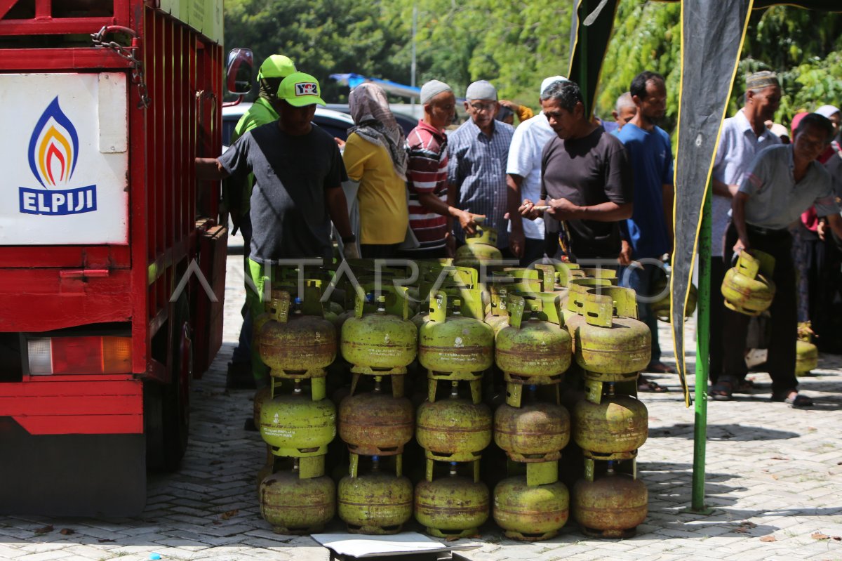 Gas and egg market operations in Aceh