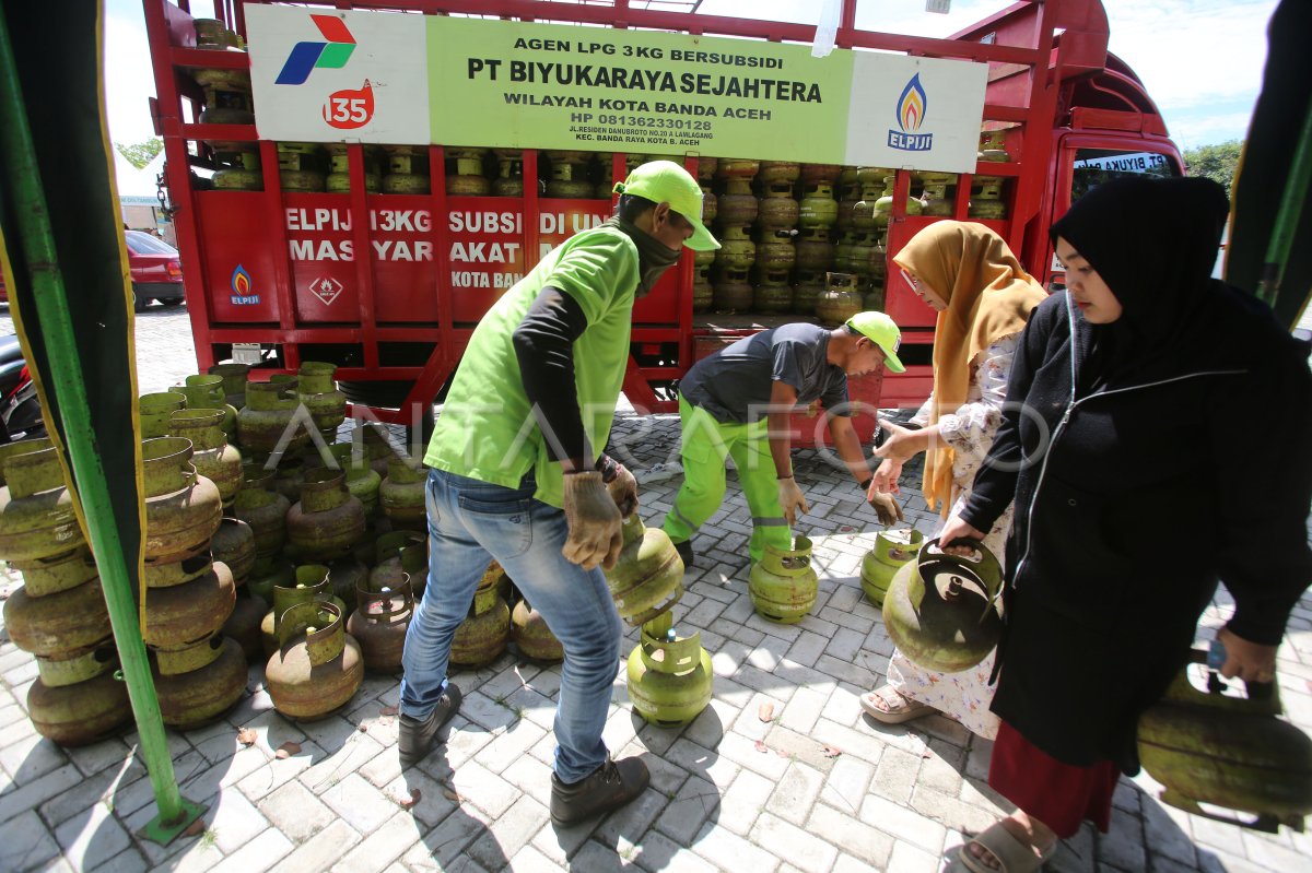 Gas and egg market operations in Aceh