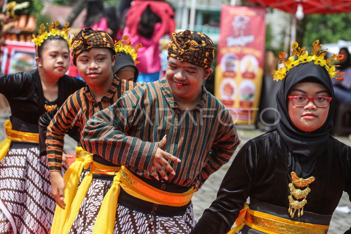 Pertunjukan seni tari pelajar di Semarang