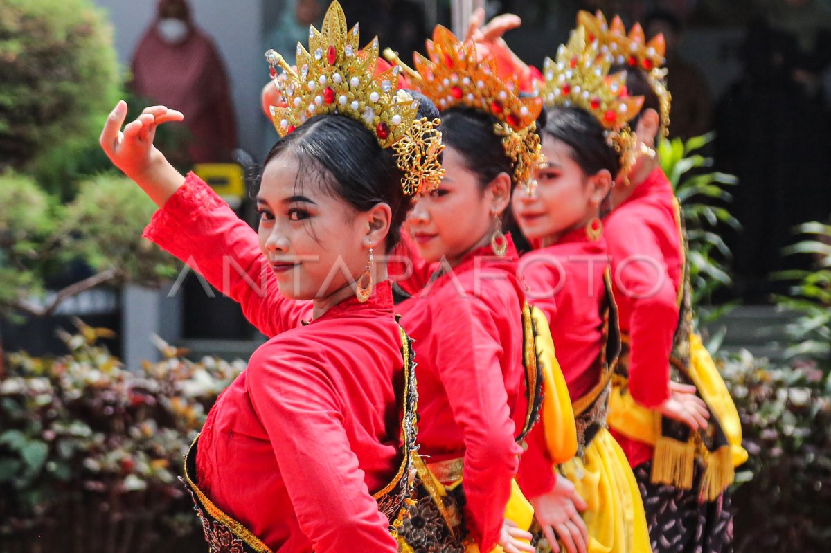 Pertunjukan seni tari pelajar di Semarang
