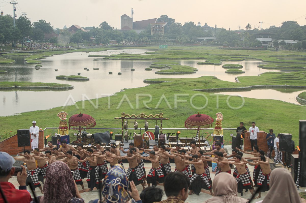 Pertunjukan Tari Kecak di TMII