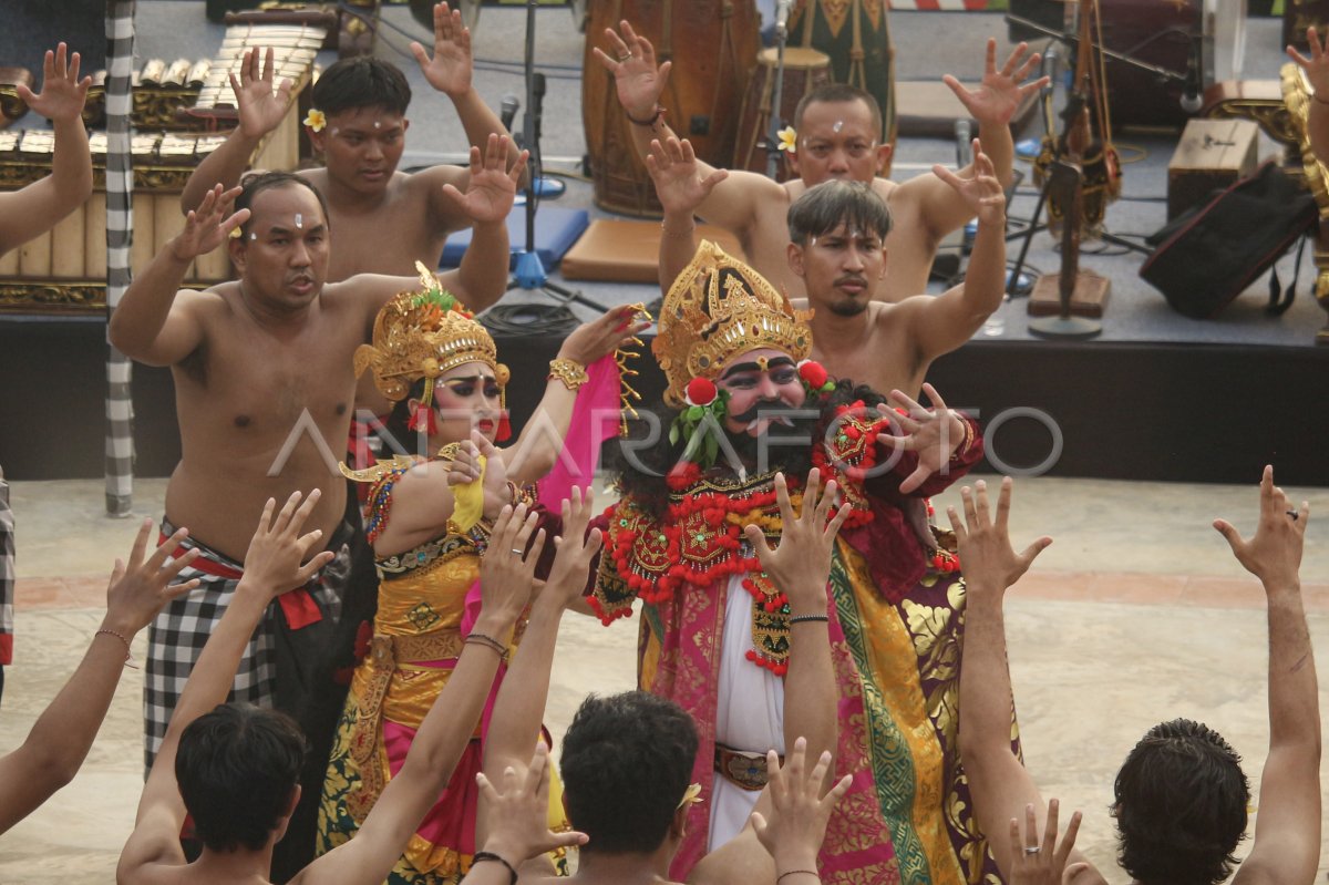 Pertunjukan Tari Kecak di TMII