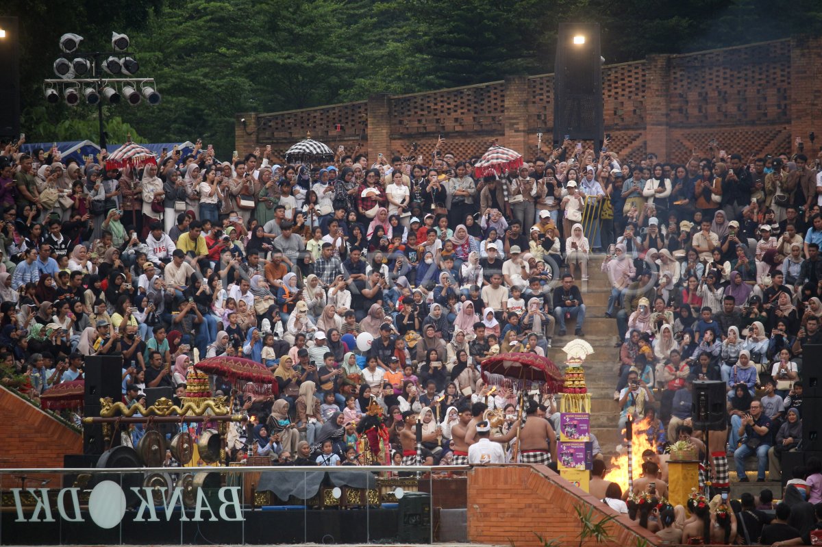 Pertunjukan Tari Kecak di TMII