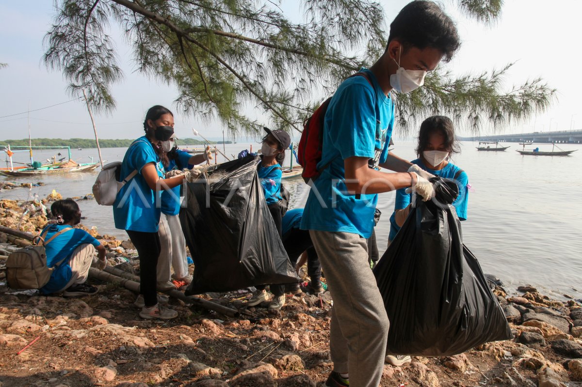 Aksi bersih-bersih sampah pantai di Surabaya