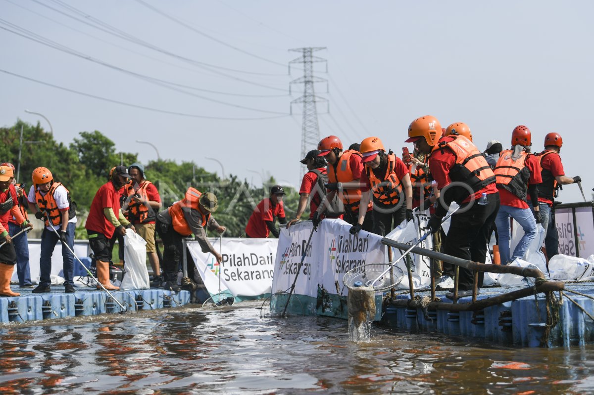 Aksi bersih-bersih Sungai Ciliwung