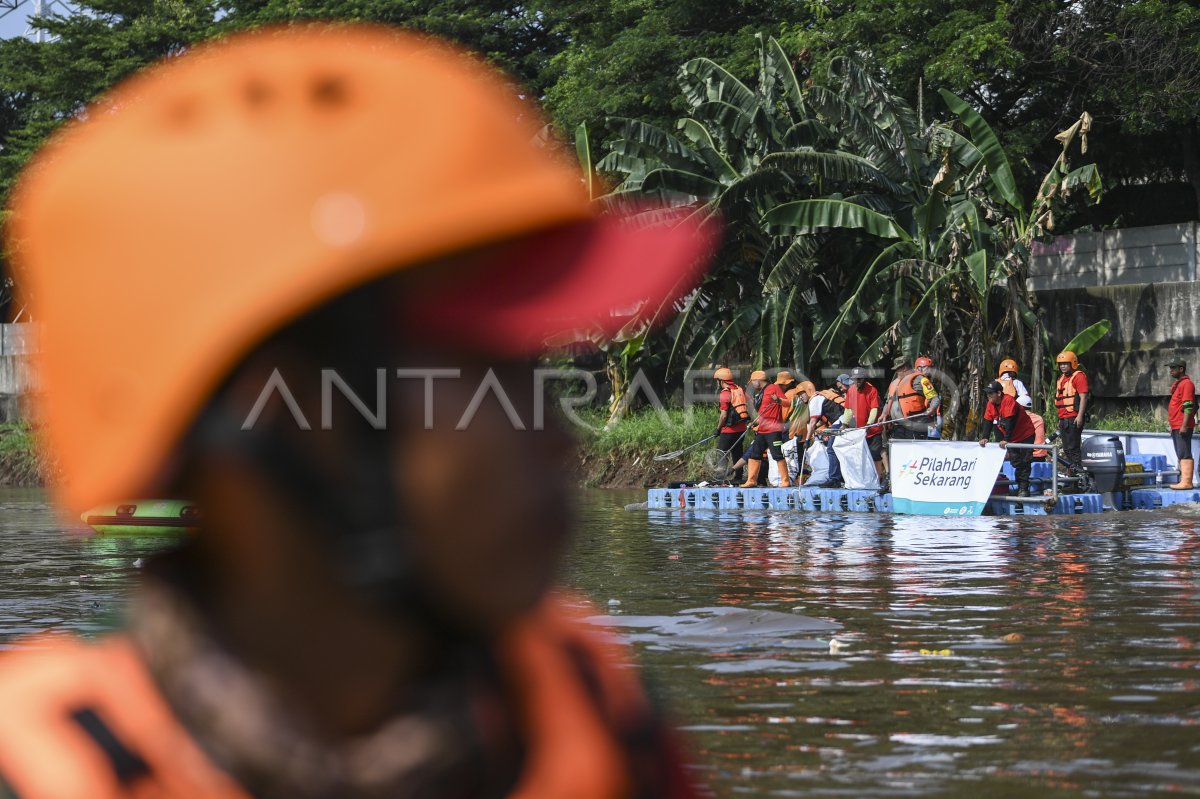 Aksi bersih-bersih Sungai Ciliwung
