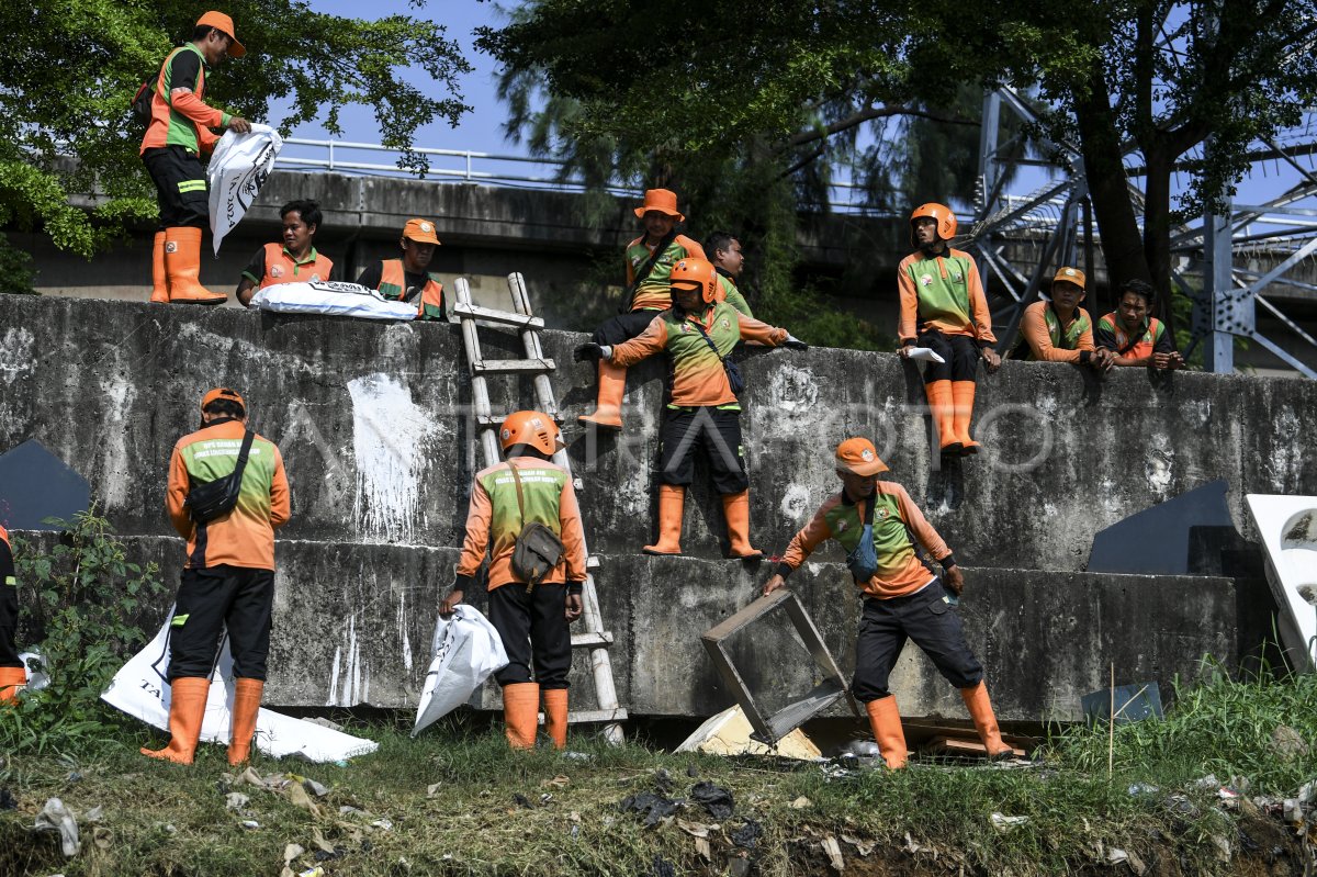Aksi bersih-bersih Sungai Ciliwung