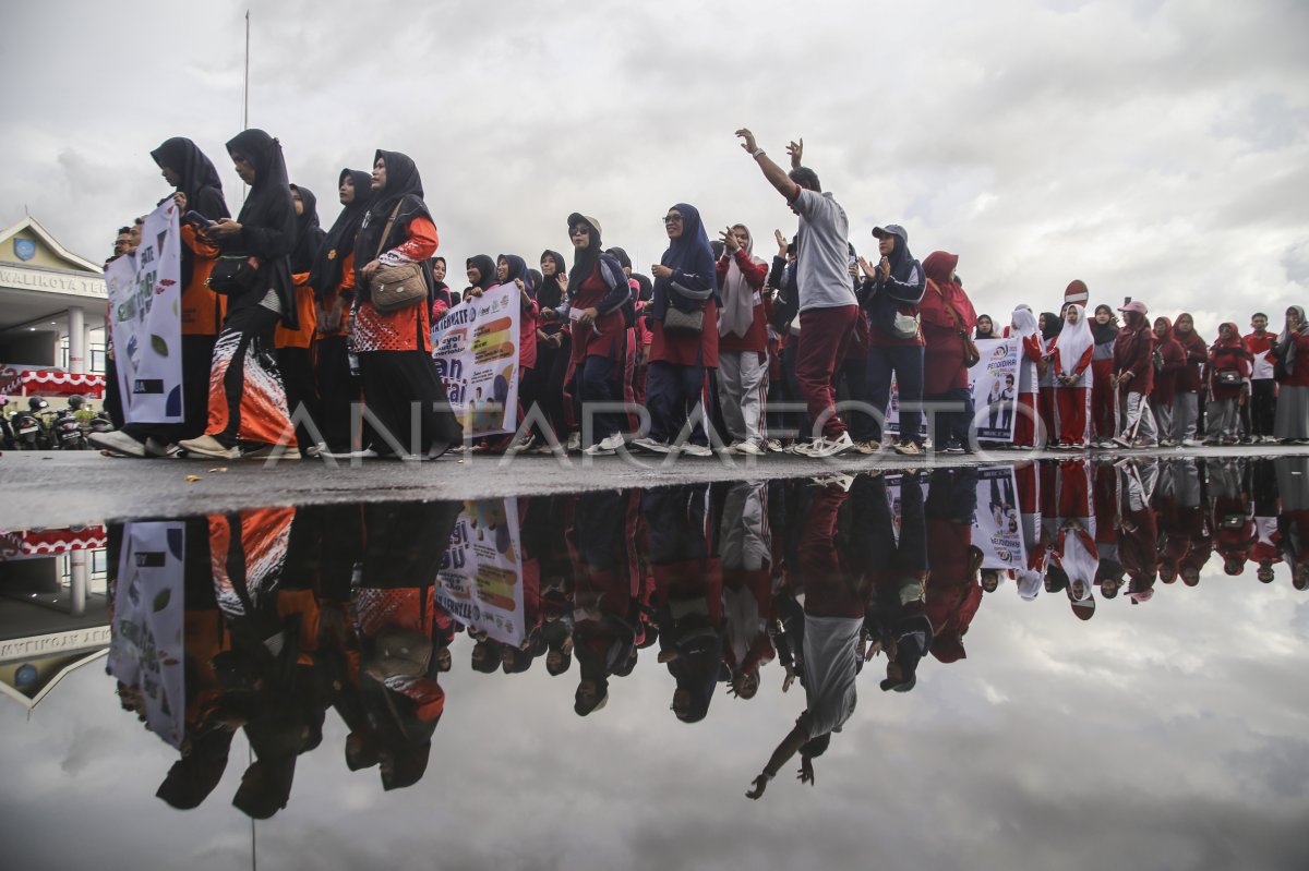 Jalan santai menyambut Hardiknas di Ternate