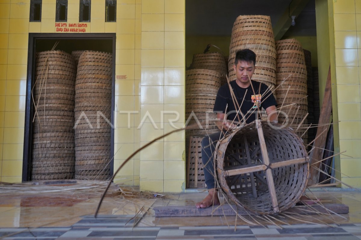 Kerajinan keranjang tembakau di Temanggung