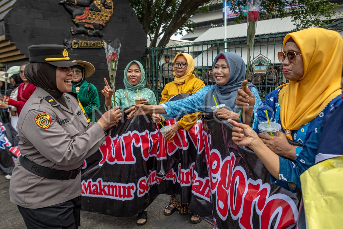 Bunga untuk peserta aksi Hari Buruh di Semarang