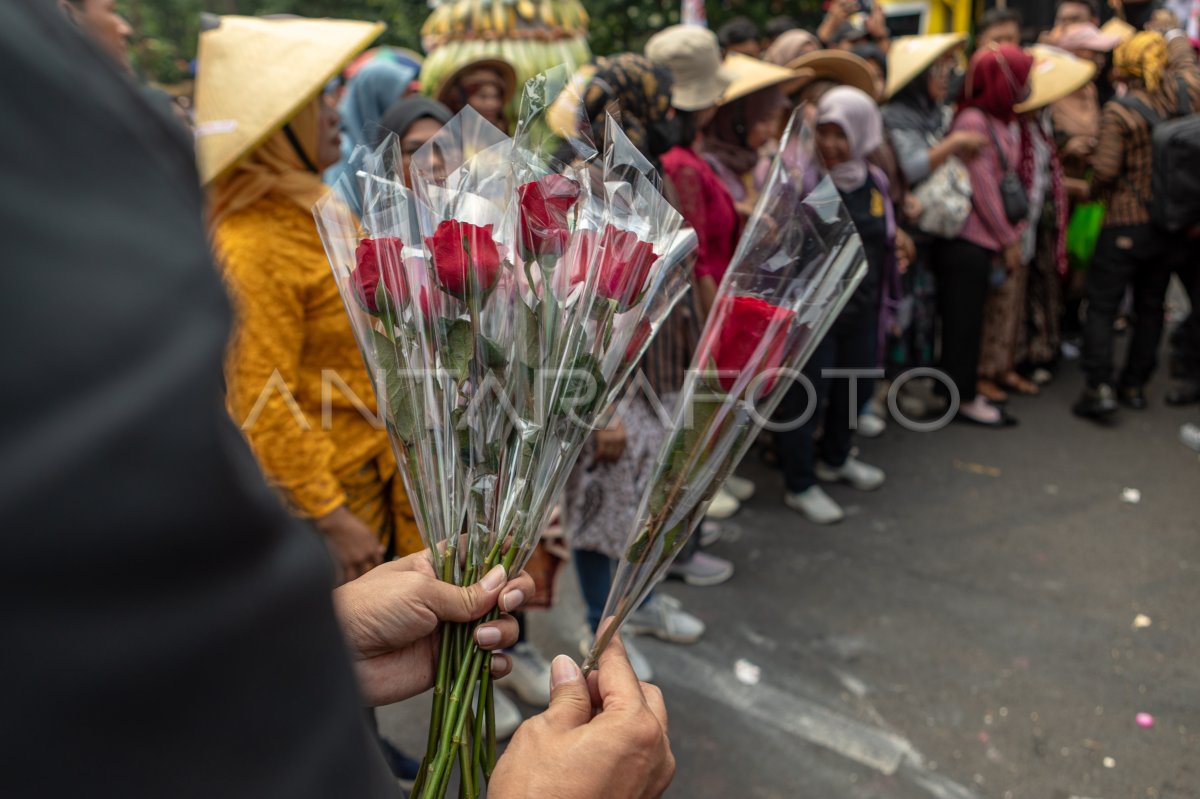 Bunga untuk peserta aksi Hari Buruh di Semarang